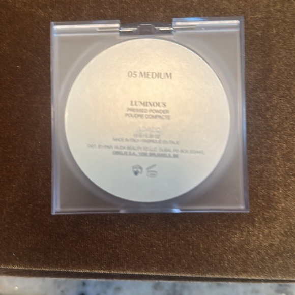 NIB HUDA BEAUTY GloWish Luminous Pressed Powder - 05 Medium - Picture 3 of 3